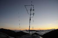 日出前的雲海 + 天線 (6M moxon, u/v GP, 2M GP, HF GP)